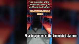 Laatste inspectie van het voltooide mezzanineplatform in stellingstijl