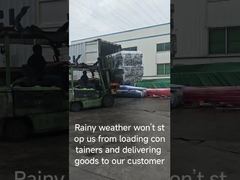 Een 12 meter hoge kubuscontainer met rookgrijze planken verscheept naar een klant in Kosovo