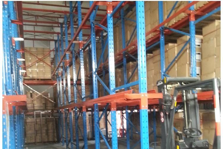 Verstelbare aandrijving in palletrekken, palletrekopslagsystemen voor koude opslag