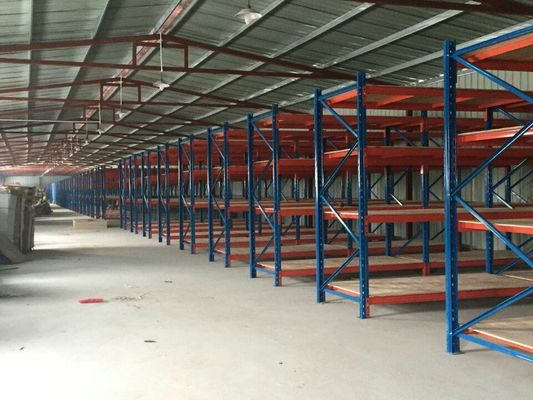 Verstelbare metalen rekken voor het opslaan van palletten