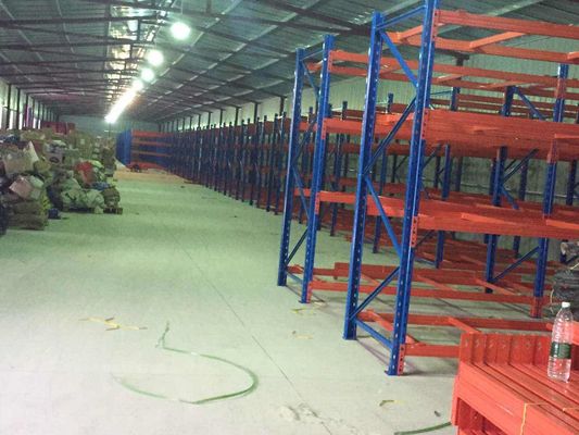 Verstelbare metalen rekken voor het opslaan van palletten