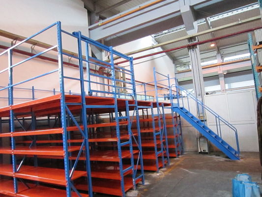 Montage van industriële mezzanine vloeren, pallet rek ondersteund mezzanine