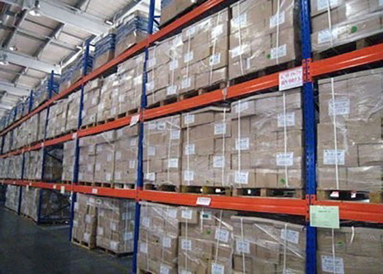 Zware opslagplanken, industriële palletrekken voor koud magazijn.