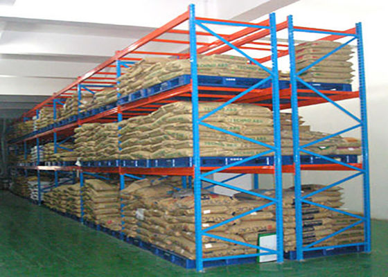 Zware opslagplanken, industriële palletrekken voor koud magazijn.