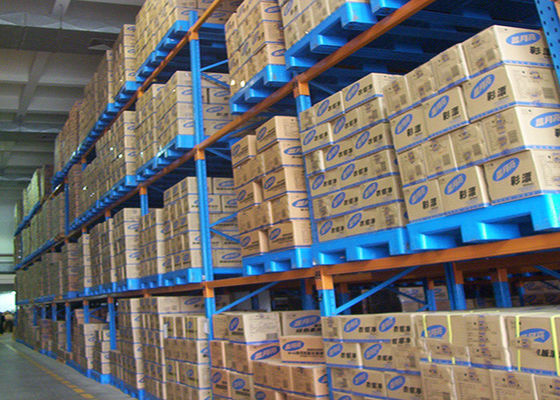 Zware opslagplanken, industriële palletrekken voor koud magazijn.