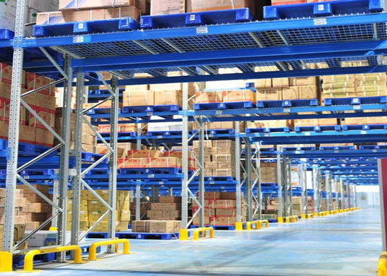 Zware opslagplanken, industriële palletrekken voor koud magazijn.