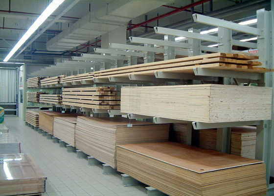 Zware palletrekken voor de opslag van multiplex in een magazijn