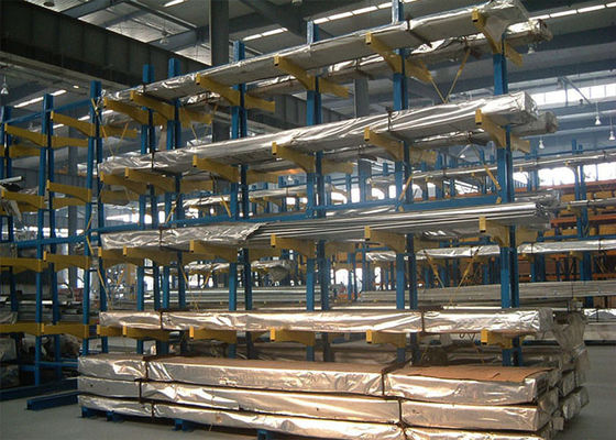 Zware palletrekken voor de opslag van multiplex in een magazijn