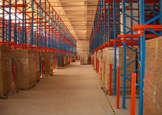 Logistiekcentrum Industrieel staal aandrijving in pallet rekken systeem voor magazijn