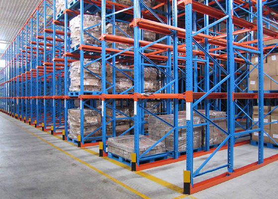 Logistiekcentrum Industrieel staal aandrijving in pallet rekken systeem voor magazijn