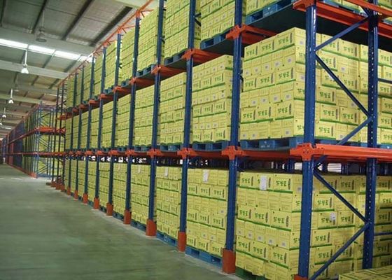 Logistiekcentrum Industrieel staal aandrijving in pallet rekken systeem voor magazijn