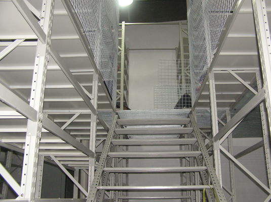 Montage van industriële mezzanine vloeren, pallet rek ondersteund mezzanine