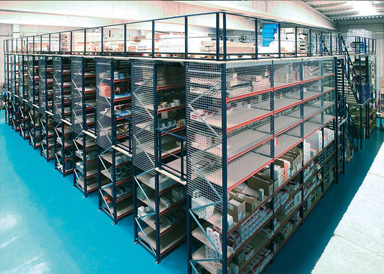 Mezzanine met industriële rack op meerdere niveaus