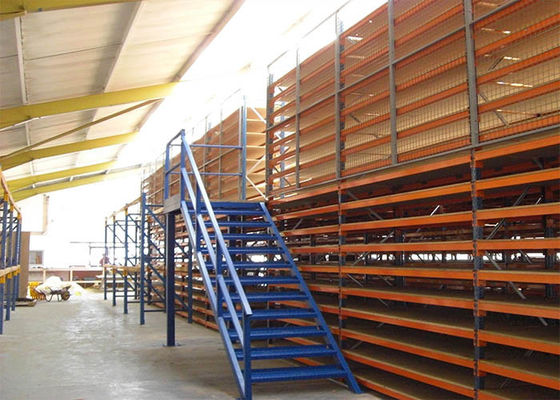 Mezzanine met industriële rack op meerdere niveaus
