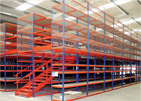 Mezzanine met industriële rack op meerdere niveaus