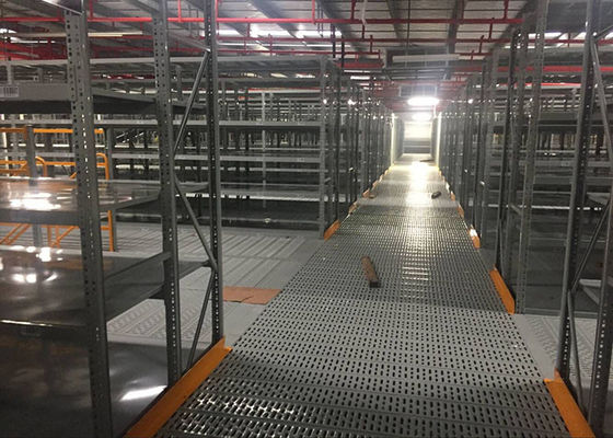 Grauwe rek ondersteunde mezzanine stalen planken voor grote pakhuizen