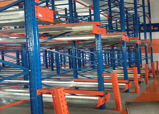 Pakhuis palletopslag, palletshuttle systeem voor logistiek.