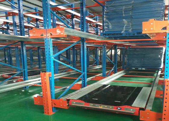 Pakhuis palletopslag, palletshuttle systeem voor logistiek.