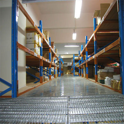 Bouw van zware industriële mezzaninevloeren met stalen platen